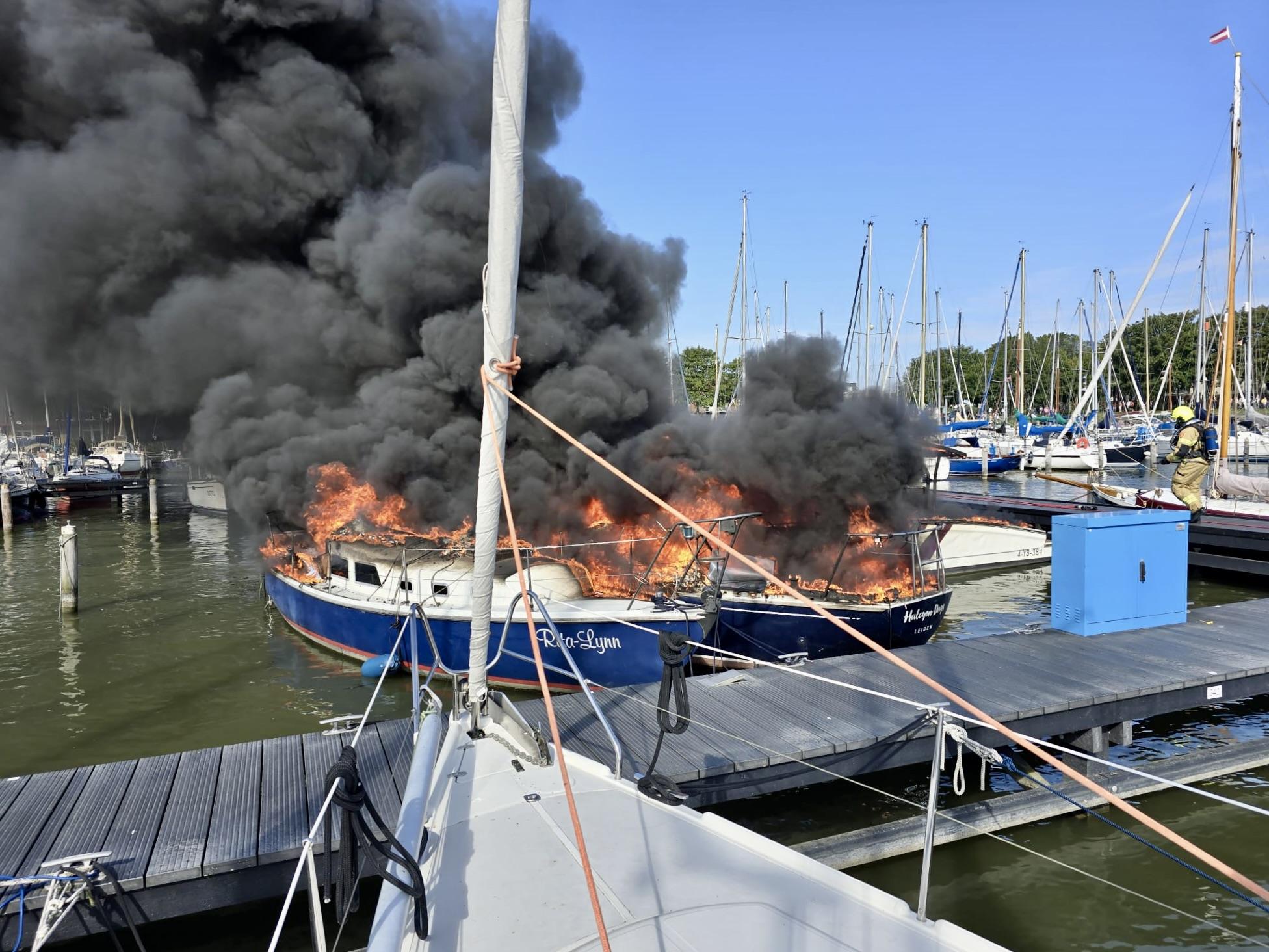 Brand in de haven en persoon uit mast gevallen